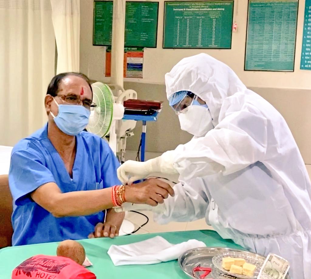 shivraj singh chauhan corona हम आपको बता दें कि शिवराज सिंह चौहान का कोरमा पॉजिटिव आया था जब से वह क्वॉरेंटाइन टाइम में है प